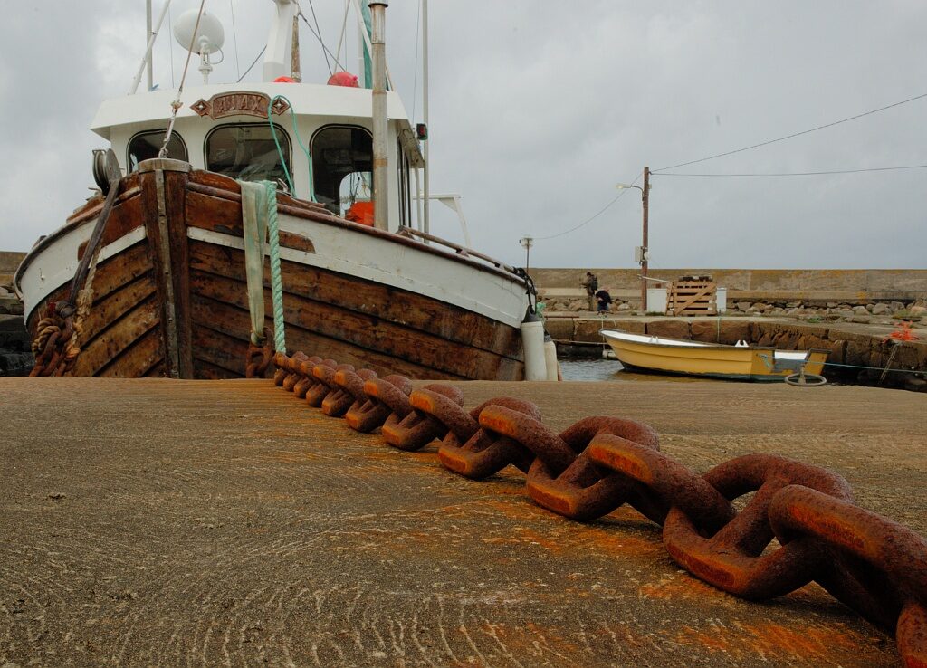 Gammel fiskebåt fortøyd ved kaia